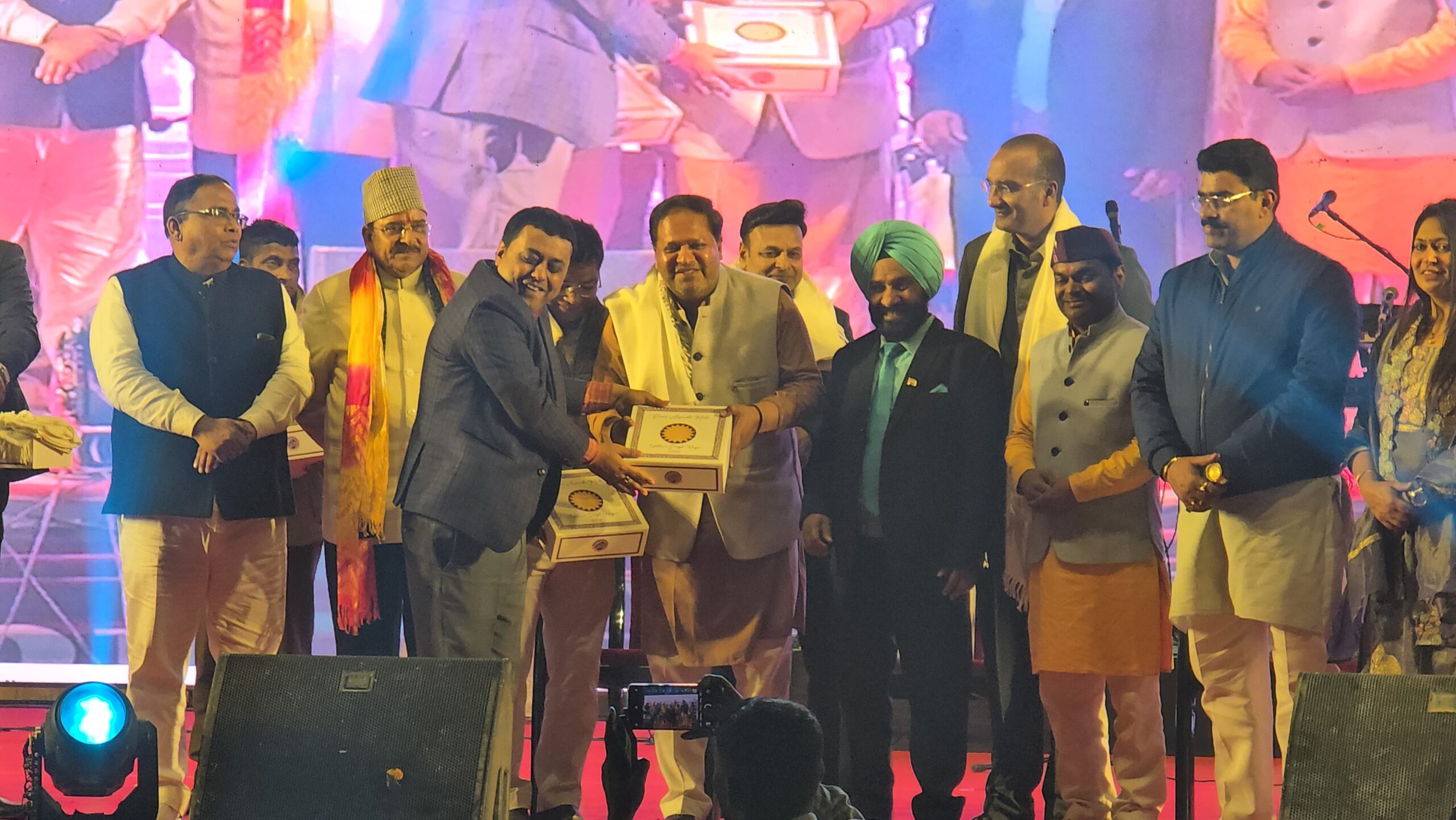 सरस आजीविका मेला: सांस्कृतिक संध्या में झूम उठा रुद्रपुर, जस्सी गिल और बब्बल राय ने बांधा समां