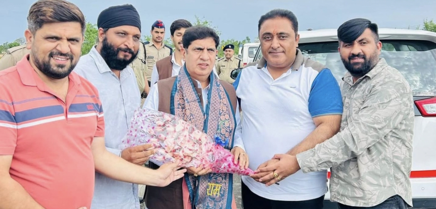 पालिका अध्यक्ष मनोज गुम्बर के नेतृत्व में मंत्री प्रदीप बत्रा से गदरपुर बाईपास पर शिष्टाचार भेंट
